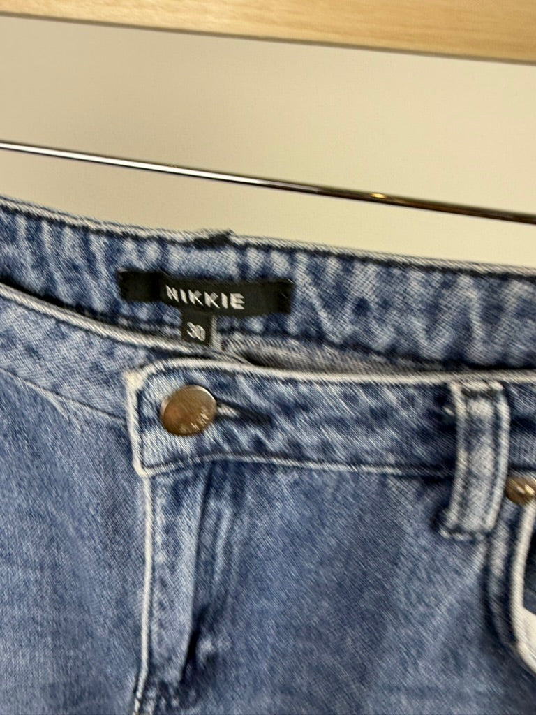 NIKKIE - Broek - blauwe denim, sterrenapplicaties, ripped detail - maat 30