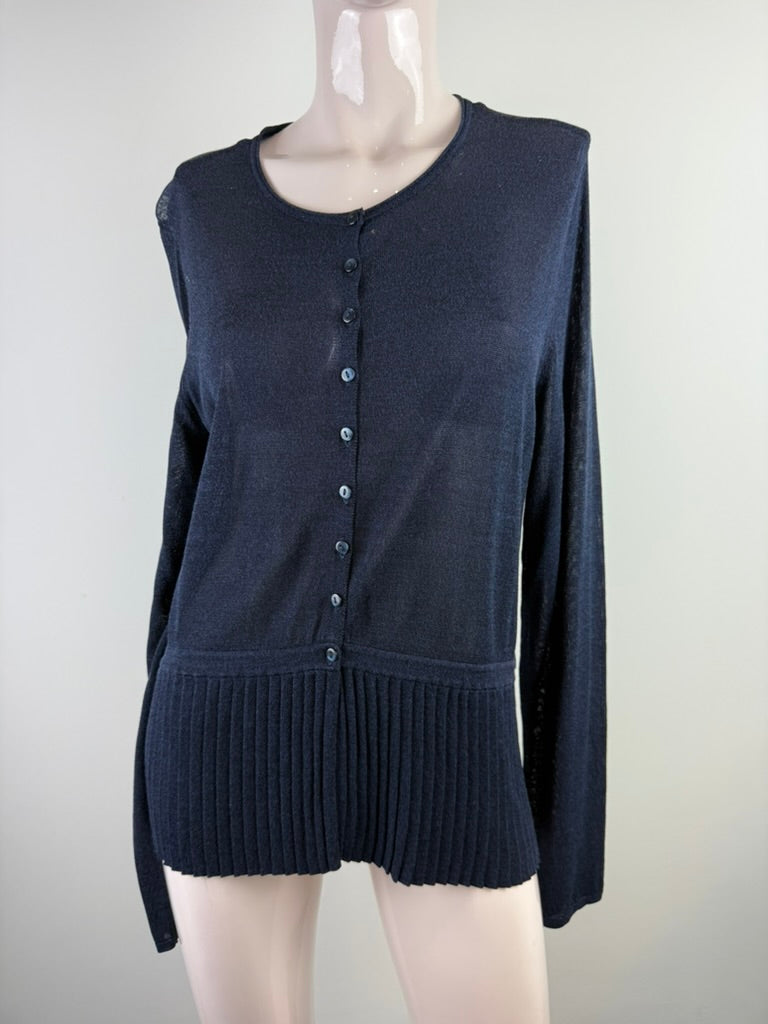 Donkerblauw vest van Uta Raasch met ronde hals en knopen, detailfoto