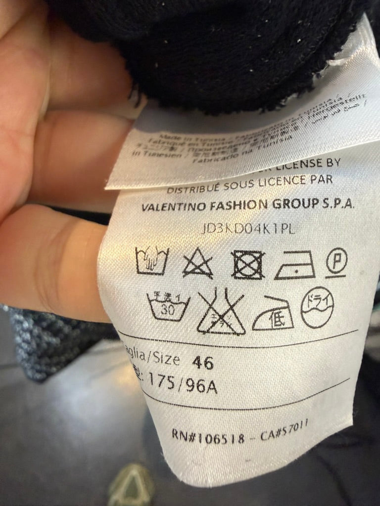 Zwart-witte mouwloze Missoni jurk met grafisch patroon en zwarte zijpanelen, detailfoto