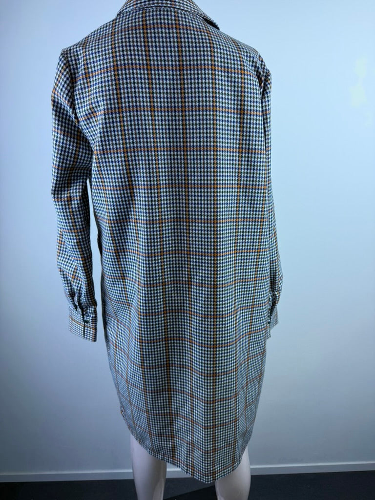 Geruite knielange overhemdjurk van Another-Label in blauw, wit, geel en bruin, detailfoto