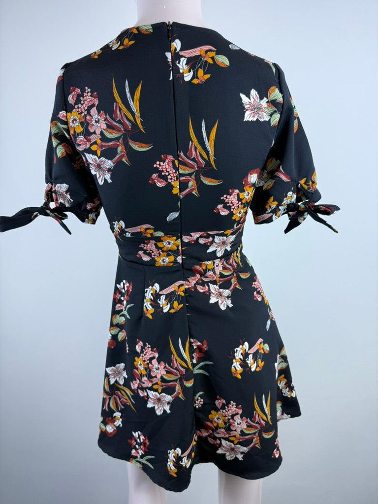 Zwarte A-lijn jurk met kleurrijke bloemenprint van Pull&Bear, detailfoto