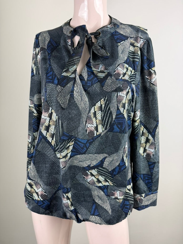 Meerkleurige blouse met all-over grafische print en striksluiting bij de hals, detailfoto