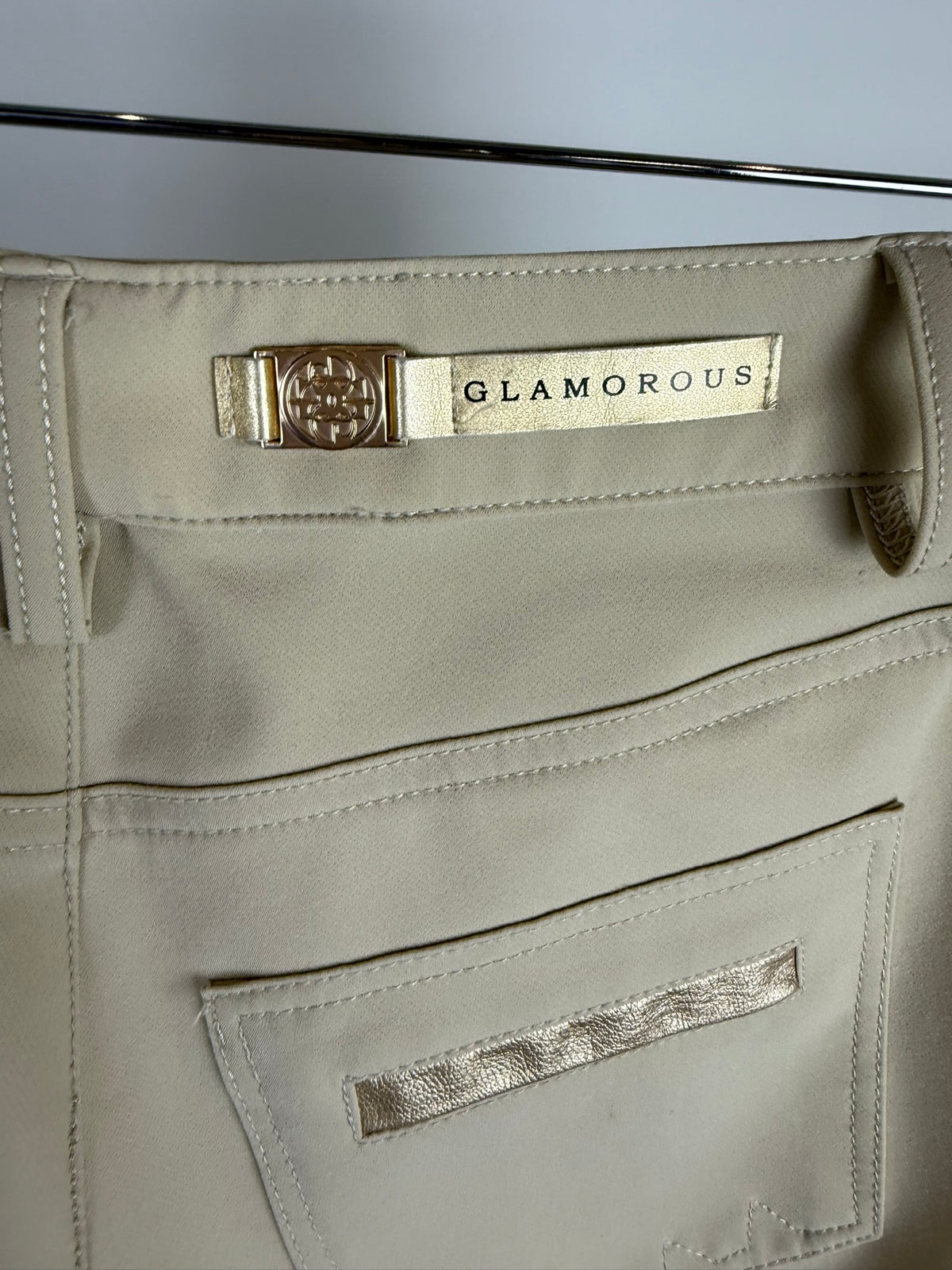 GLAMOROUS - Broek - beige, slim fit, goudkleurige ritsen