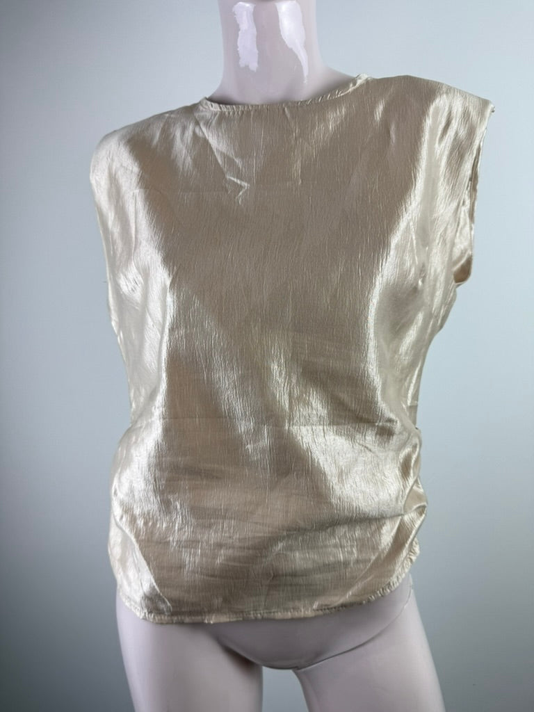 Licht goudkleurige mouwloze top met metallic glans van My Jewellery, detailfoto