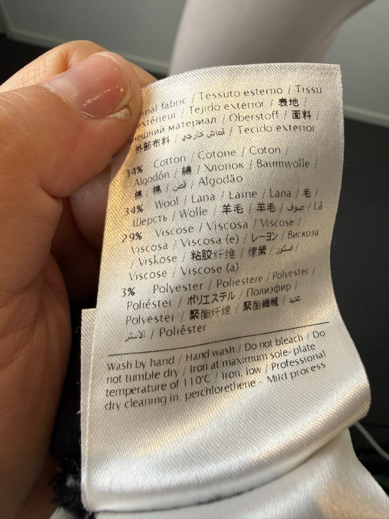 Zwart-witte mouwloze Missoni jurk met grafisch patroon en zwarte zijpanelen, detailfoto