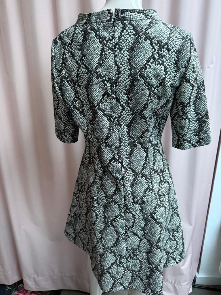 HUGO - Jurk - zwart-wit slangenprint, korte mouwen, ronde hals - L