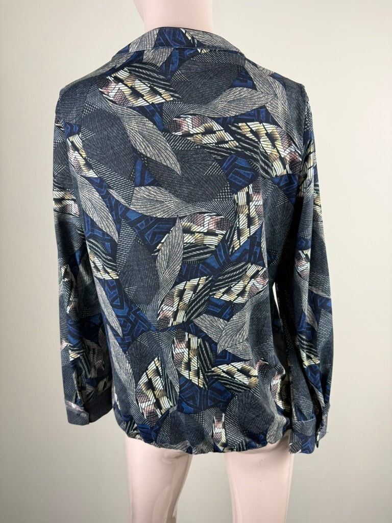 Meerkleurige blouse met all-over grafische print en striksluiting bij de hals, detailfoto
