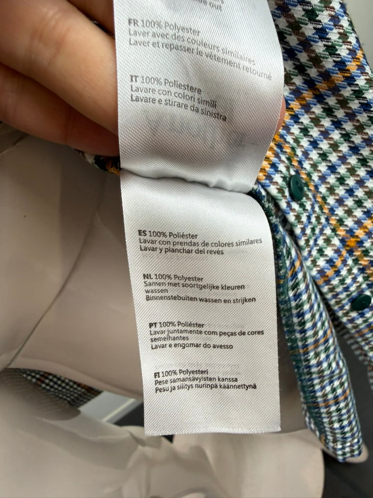 Geruite knielange overhemdjurk van Another-Label in blauw, wit, geel en bruin, detailfoto