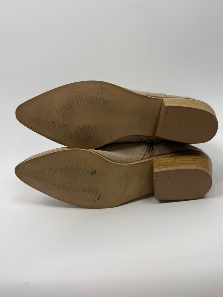 DWARS - Enkellaarsjes - beige, suède look, lage houten hak - maat 39
