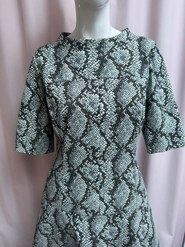 HUGO - Jurk - zwart-wit slangenprint, korte mouwen, ronde hals - L