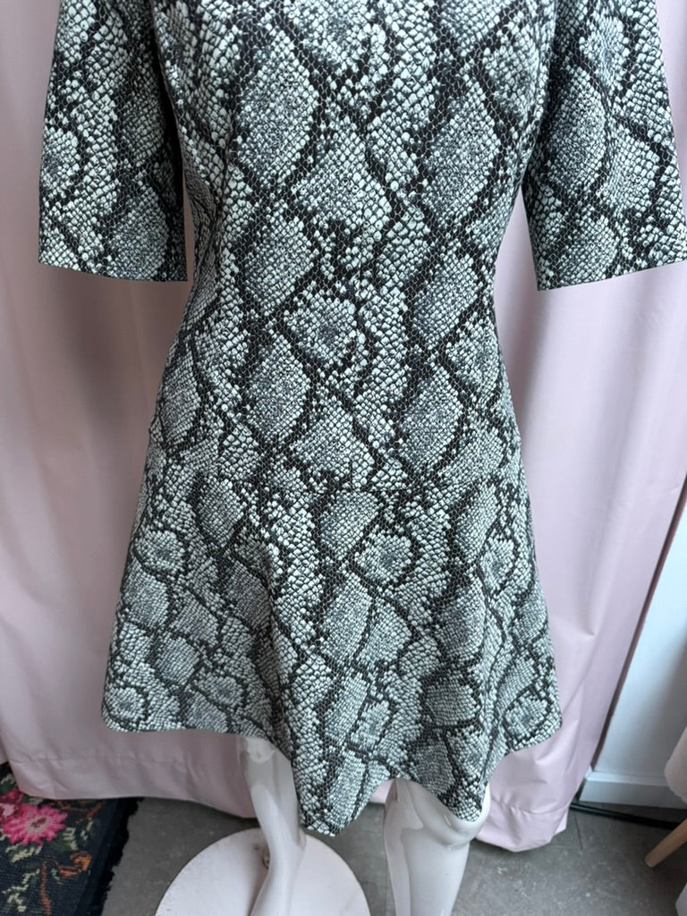 HUGO - Jurk - zwart-wit slangenprint, korte mouwen, ronde hals - L
