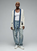 Full body view of the model wearing Maje Vest maat S Crème met blauw
