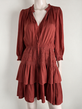 Maje - Jurk - roestrood, V-hals met ruches, gesmockte taille - M