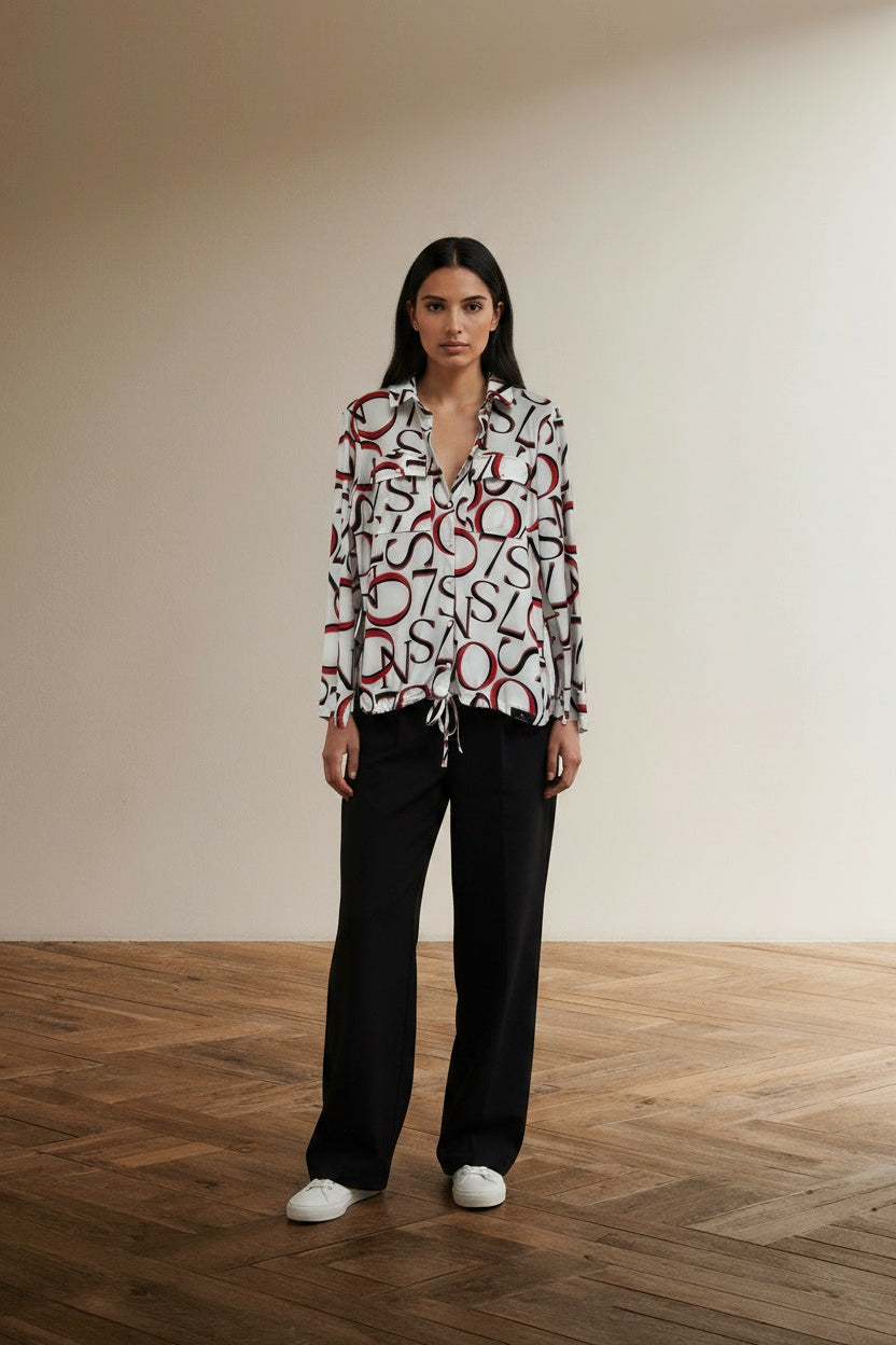 Full body view of the model wearing Zoso Blouse maat M Wit met rood en zwart
