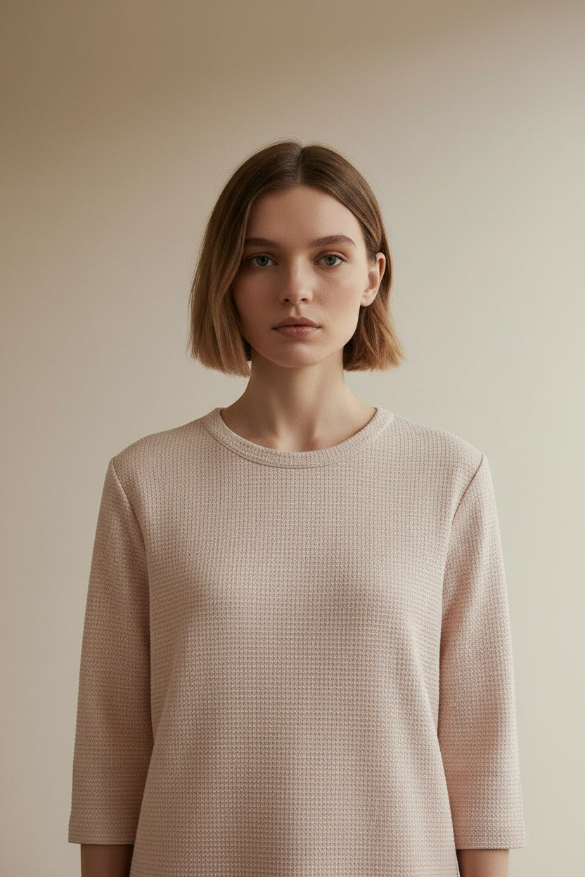 Close-up of the model wearing VANILIA Jurk maat 36 lichtroze