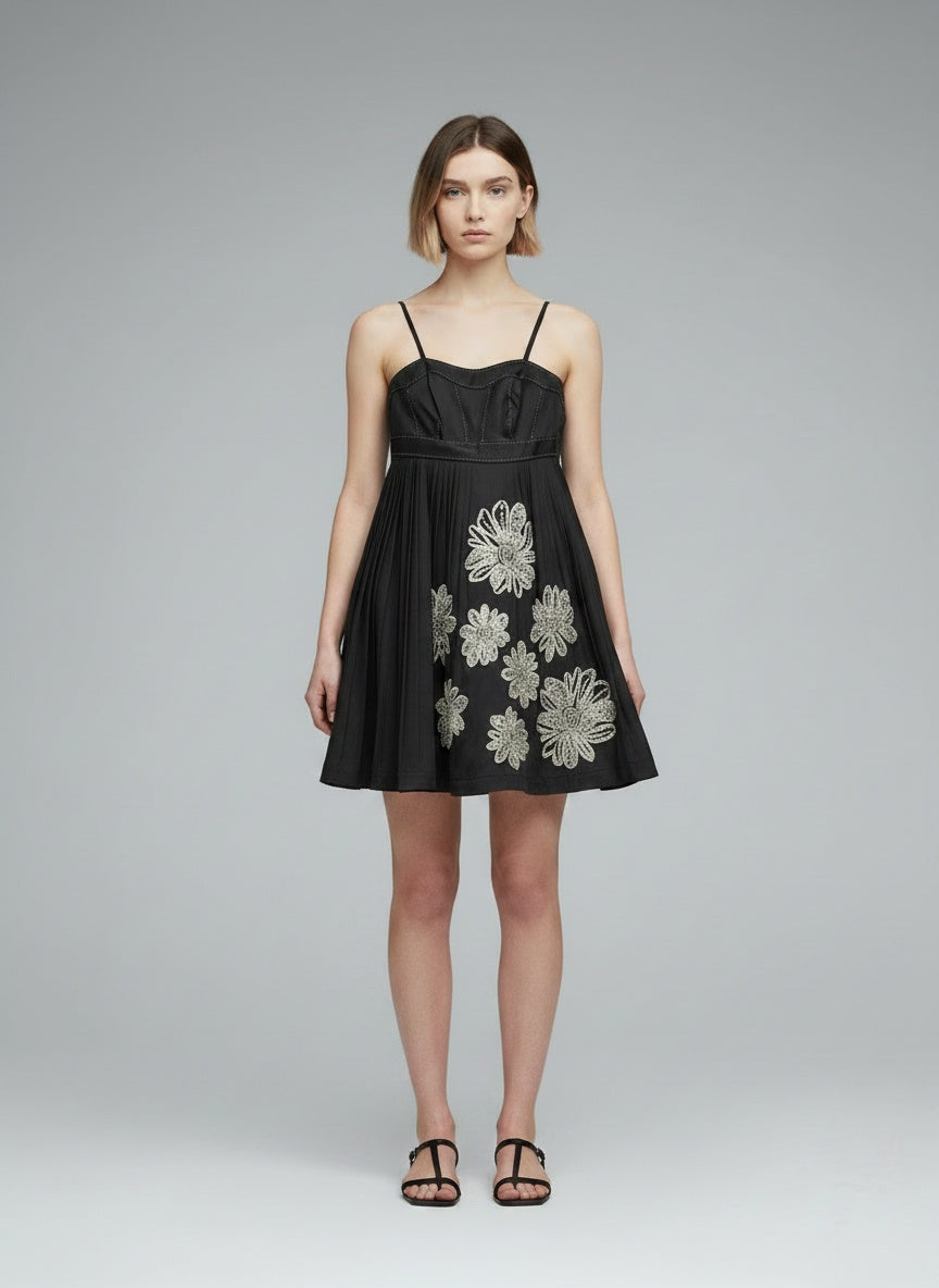 Full body view of the model wearing Dresses by Steps Y2K vintage feestjurk – zwart met zilveren bloemen – maat 36