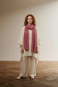 Full body view of the model wearing Vintage Sjaal Roze