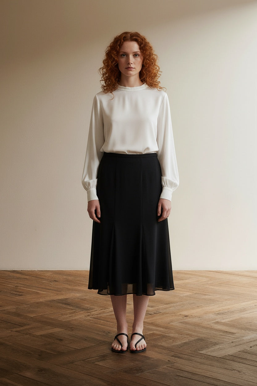 Full body view of the model wearing Delmod Rok maat 38 Zwart
