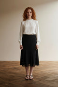 Full body view of the model wearing Delmod Rok maat 38 Zwart
