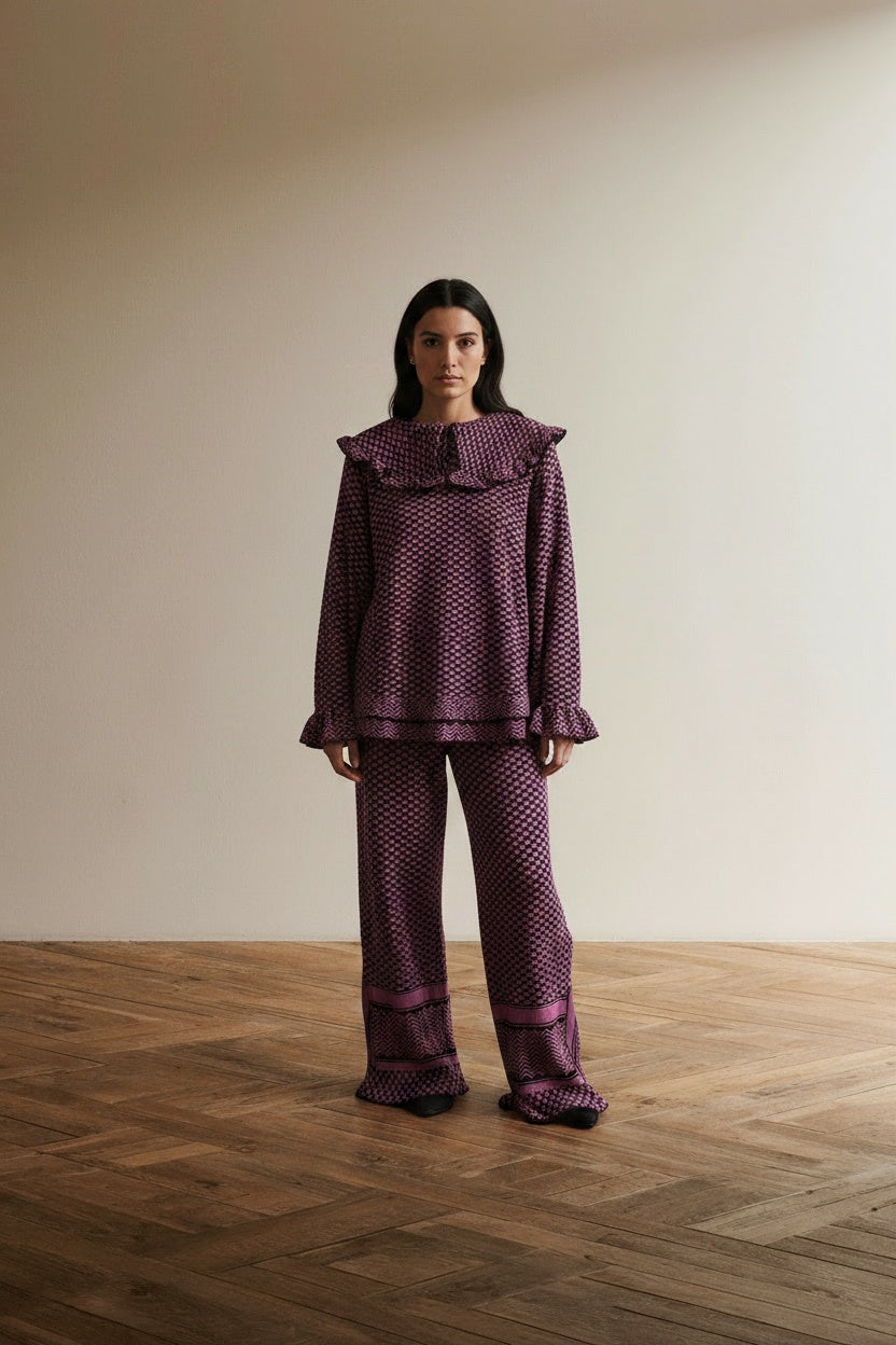 Full body view of the model wearing Rough Studios Set maat S/M Roze en zwart