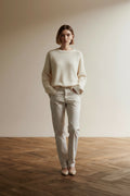 Full body view of the model wearing Para Mi Celine Skinny Jeans W40 L32 – Roze Beige Printbroek – Stretch Damesbroek