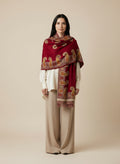 Full body view of the model wearing Sjaal Rood, beige, oranje, geel