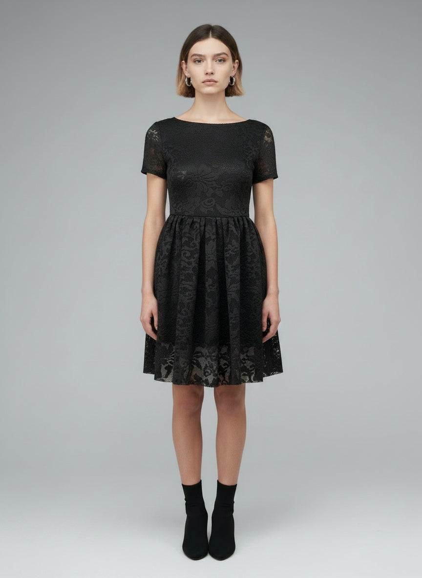 Full body view of the model wearing Maje kanten jurk maat 1