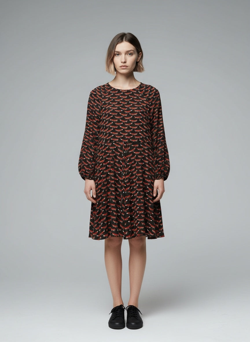 Full body view of the model wearing Essentiel Antwerp jurk met vossenprint maat 36 – speelse designer jurk in zwart en rood
