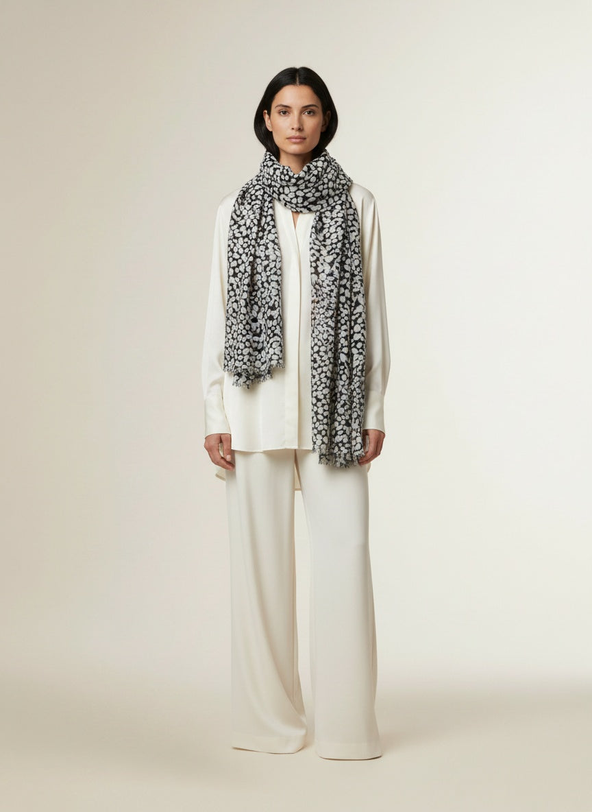 Full body view of the model wearing Sjaal Zwart en wit