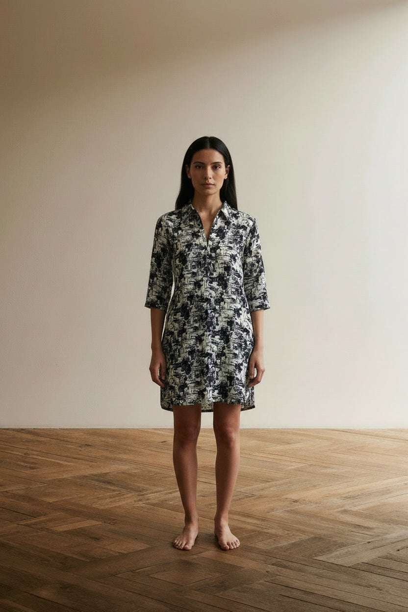 Full body view of the model wearing Essentiel Antwerp Jurk Maat 36 – Zwart-Witte Abstracte Print Jurk met 3/4 Mouwen