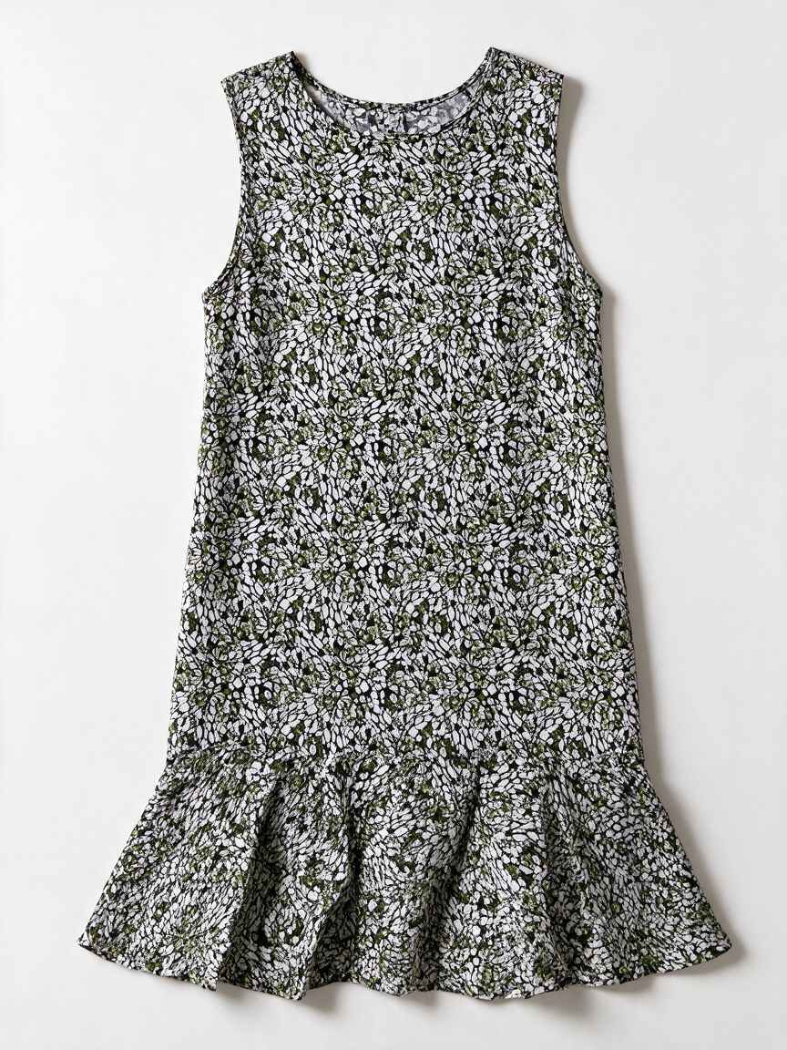 Groene mouwloze jurk met zwart-witte abstracte print en ruchezoom, voorkant liggend