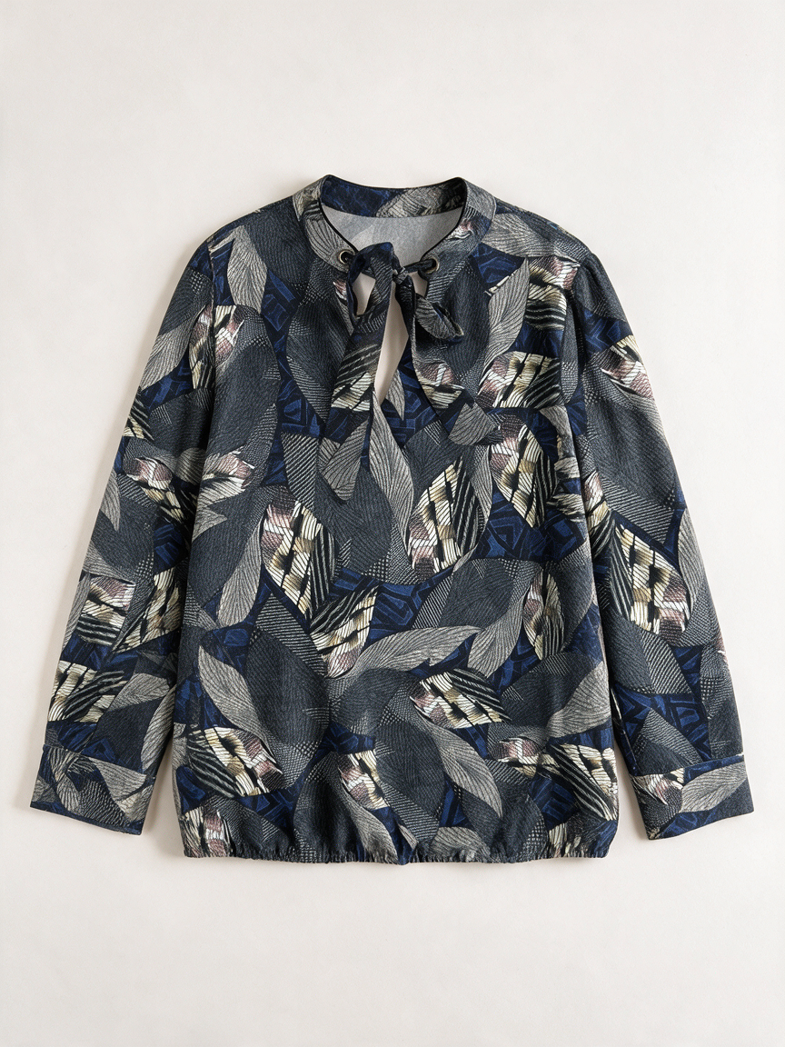 Meerkleurige blouse met all-over grafische print en striksluiting bij de hals, voorkant liggend