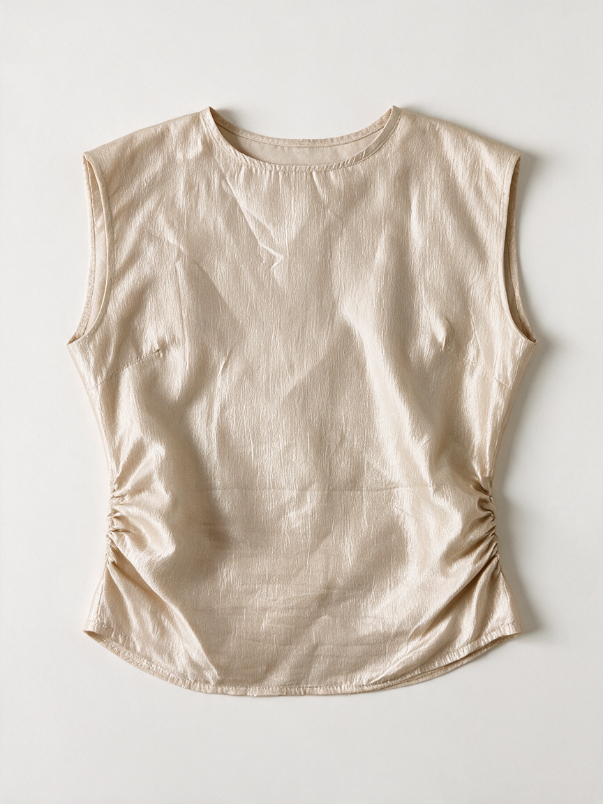 Licht goudkleurige mouwloze top met metallic glans van My Jewellery, voorkant liggend