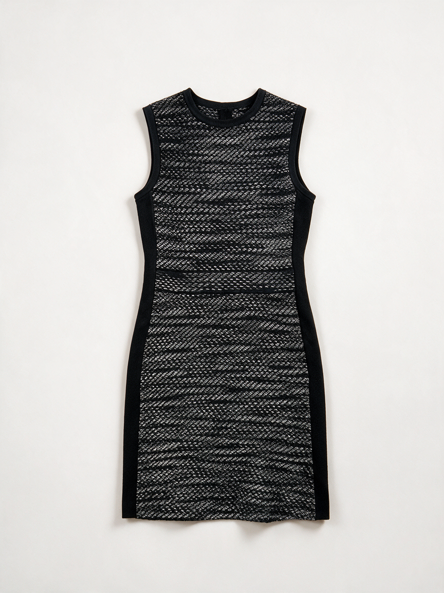 Zwart-witte mouwloze Missoni jurk met grafisch patroon en zwarte zijpanelen, voorkant liggend