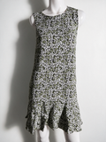 Groene mouwloze jurk met zwart-witte abstracte print en ruchezoom, voorkant op paspop