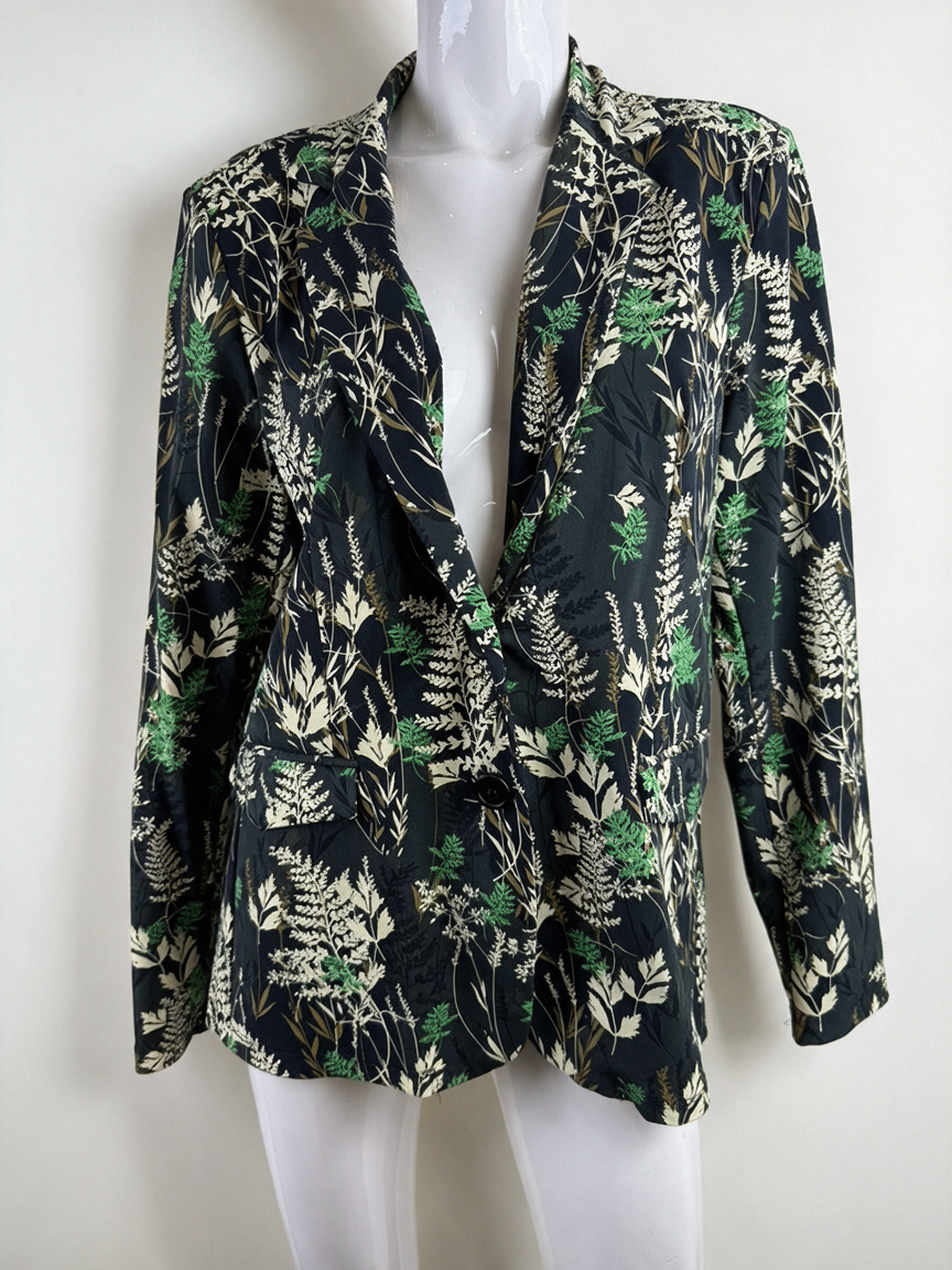 Zwarte blazer met botanisch dessin van Tramontana, voorkant op paspop