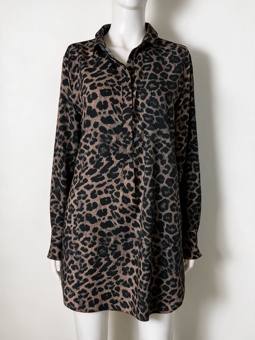Lichtbruine lange blouse met zwarte panterprint van comma,, voorkant op paspop