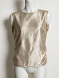 Licht goudkleurige mouwloze top met metallic glans van My Jewellery, voorkant op paspop
