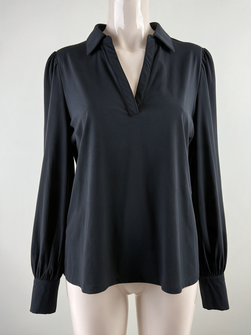Effen zwarte blouse van Tramontana met V-hals en kraag, voorkant op paspop