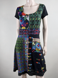 Meerkleurige Desigual jurk met patchworkprint en korte mouwen, voorkant op paspop