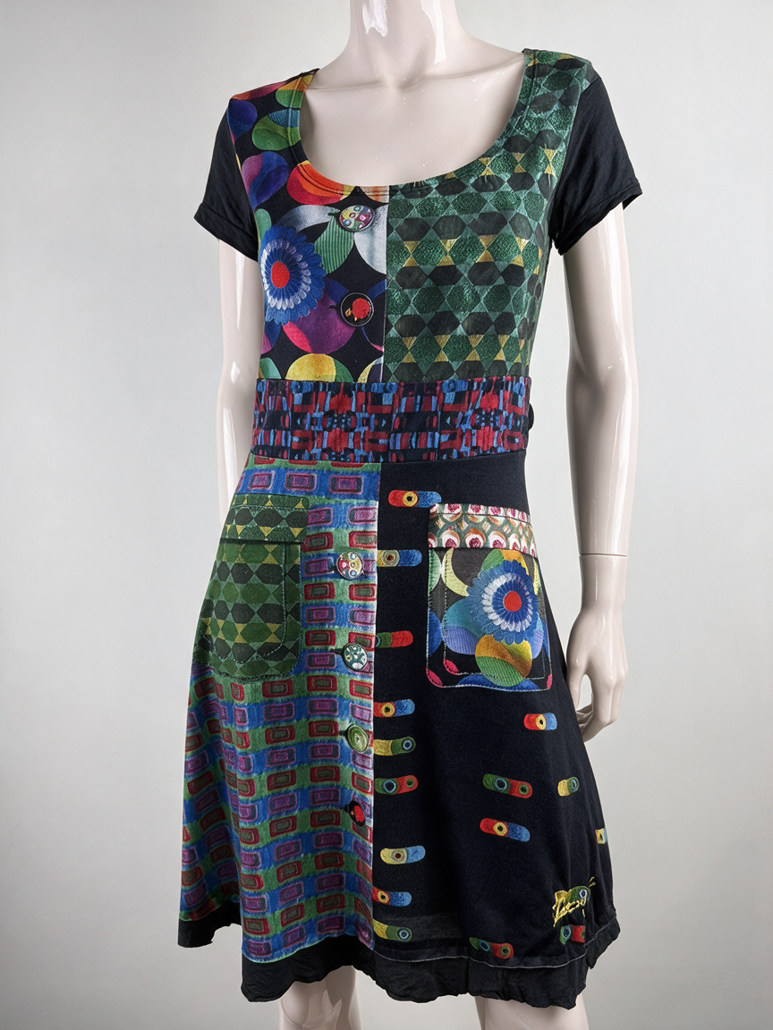 Meerkleurige Desigual jurk met patchworkprint en korte mouwen, voorkant op paspop