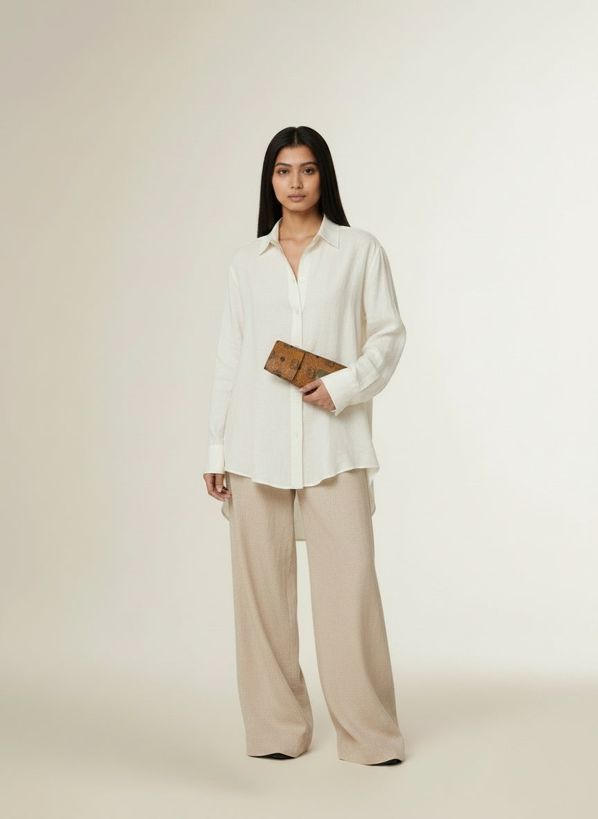 Full body view of the model wearing MCM Pennenmapje Bruin met zwart bedrukt logo patroon