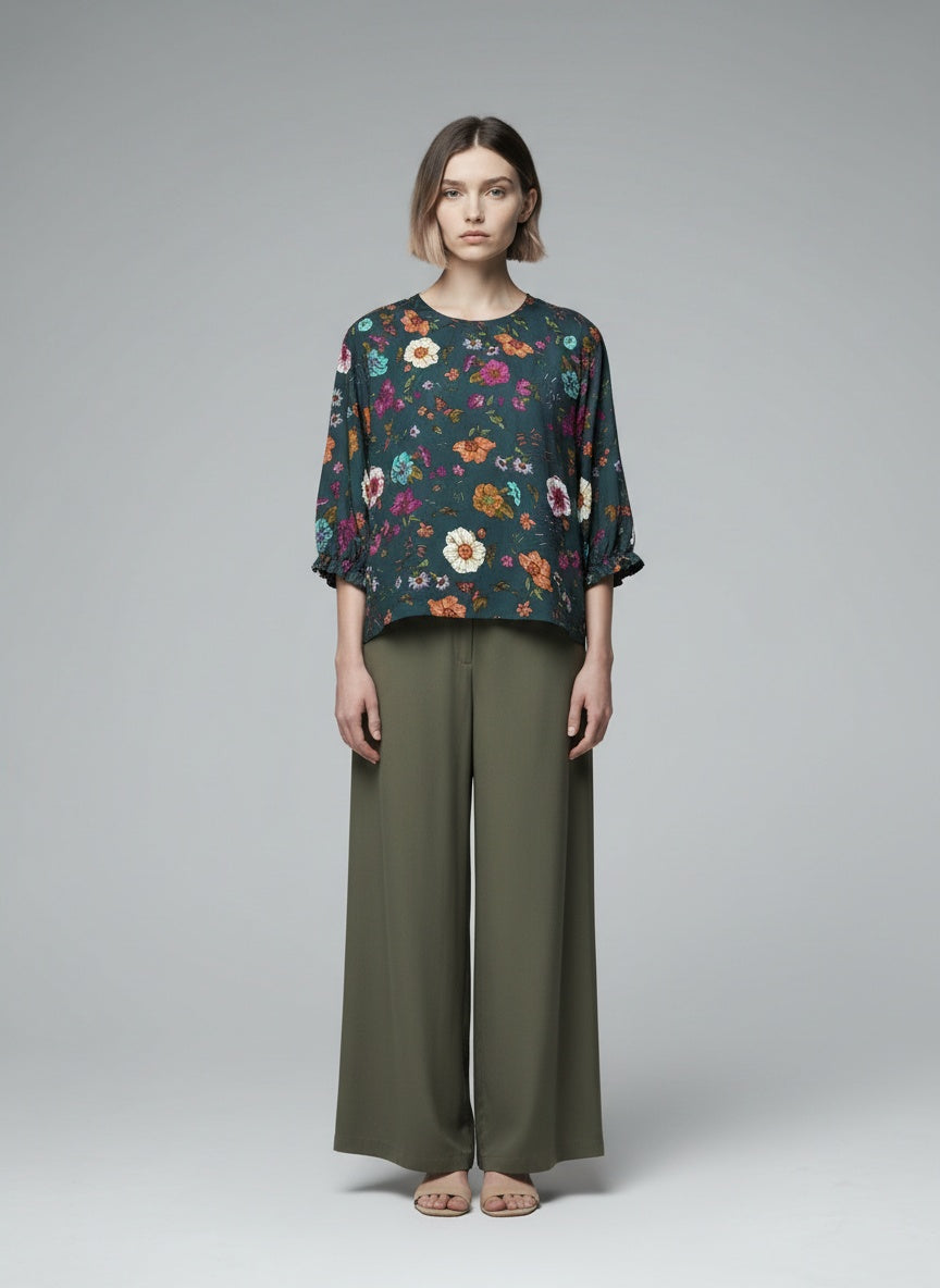 Full body view of the model wearing Essentiel Antwerp bloemenblouse maat 40 – soepelvallende top met kleurrijke floral print