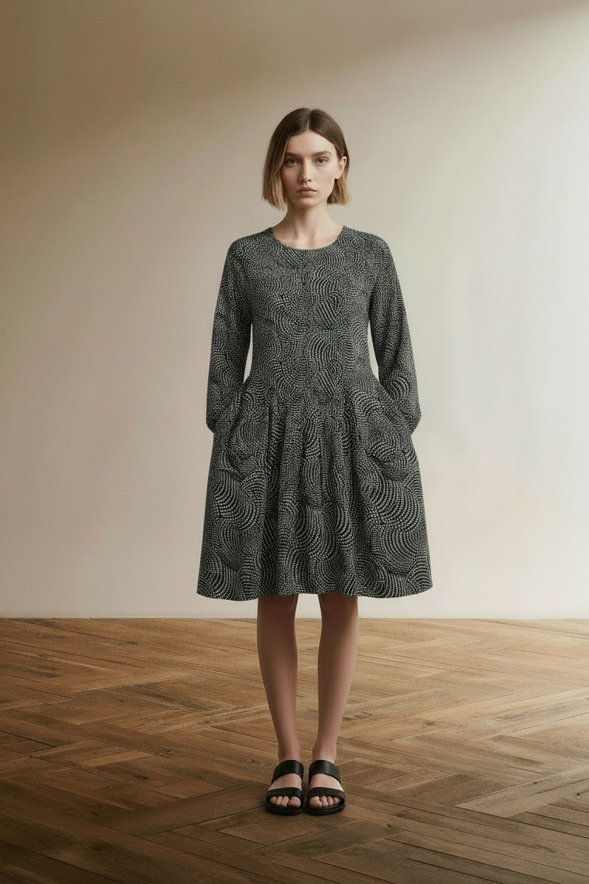 Full body view of the model wearing Essentiel Antwerp Zijden Jurk Maat 36 – Zwart-Witte Printjurk met Kantdetail en Lange Mouwen