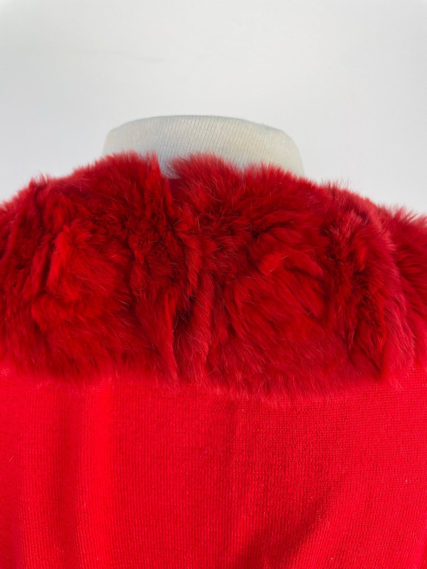 Blumarine rood vestje met bontkraag maat 38