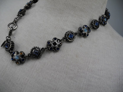 Ketting met metalen vormen en blauwe steentjes