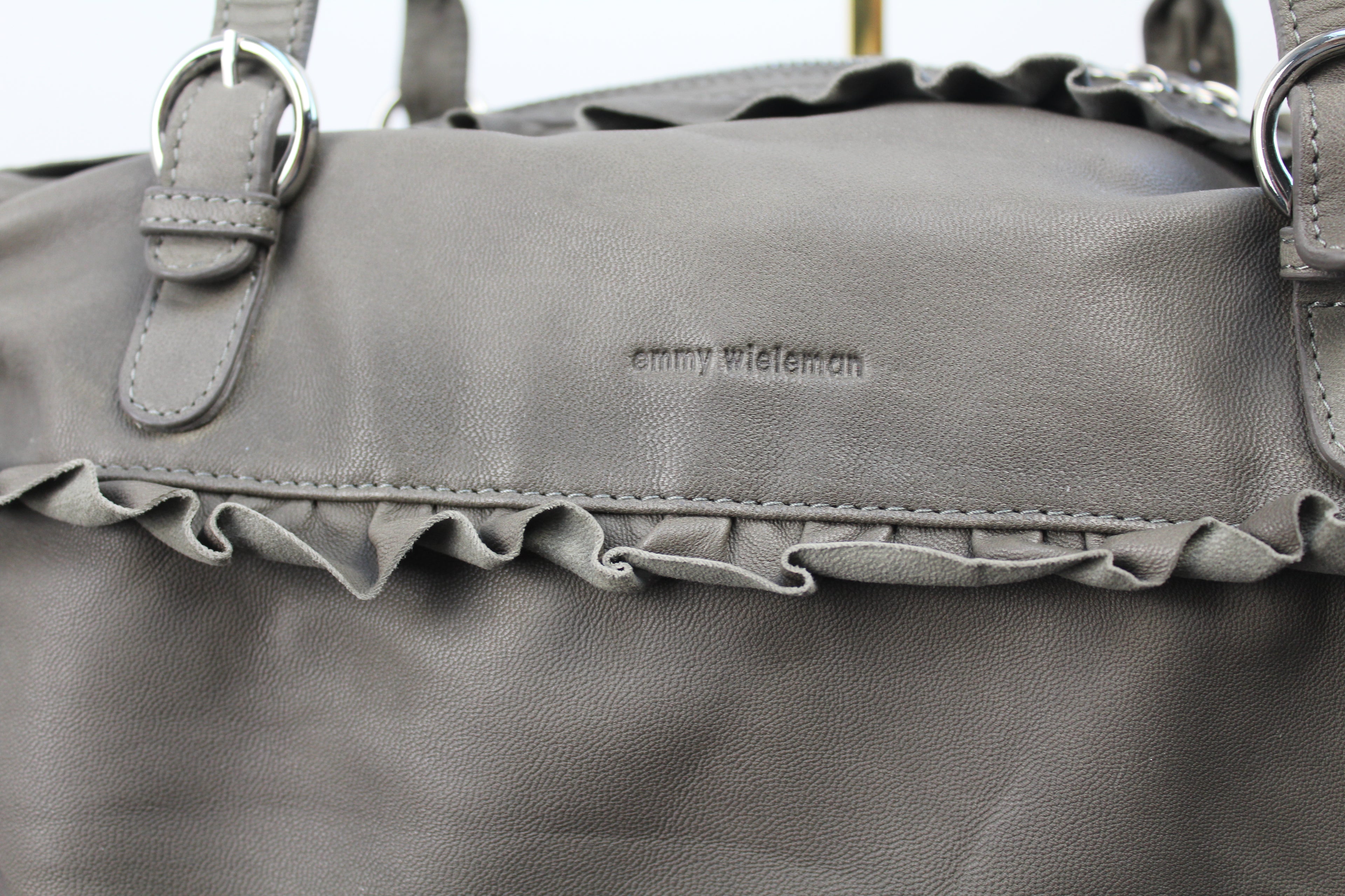 Emmy Wieleman schoudertas taupe echt leder